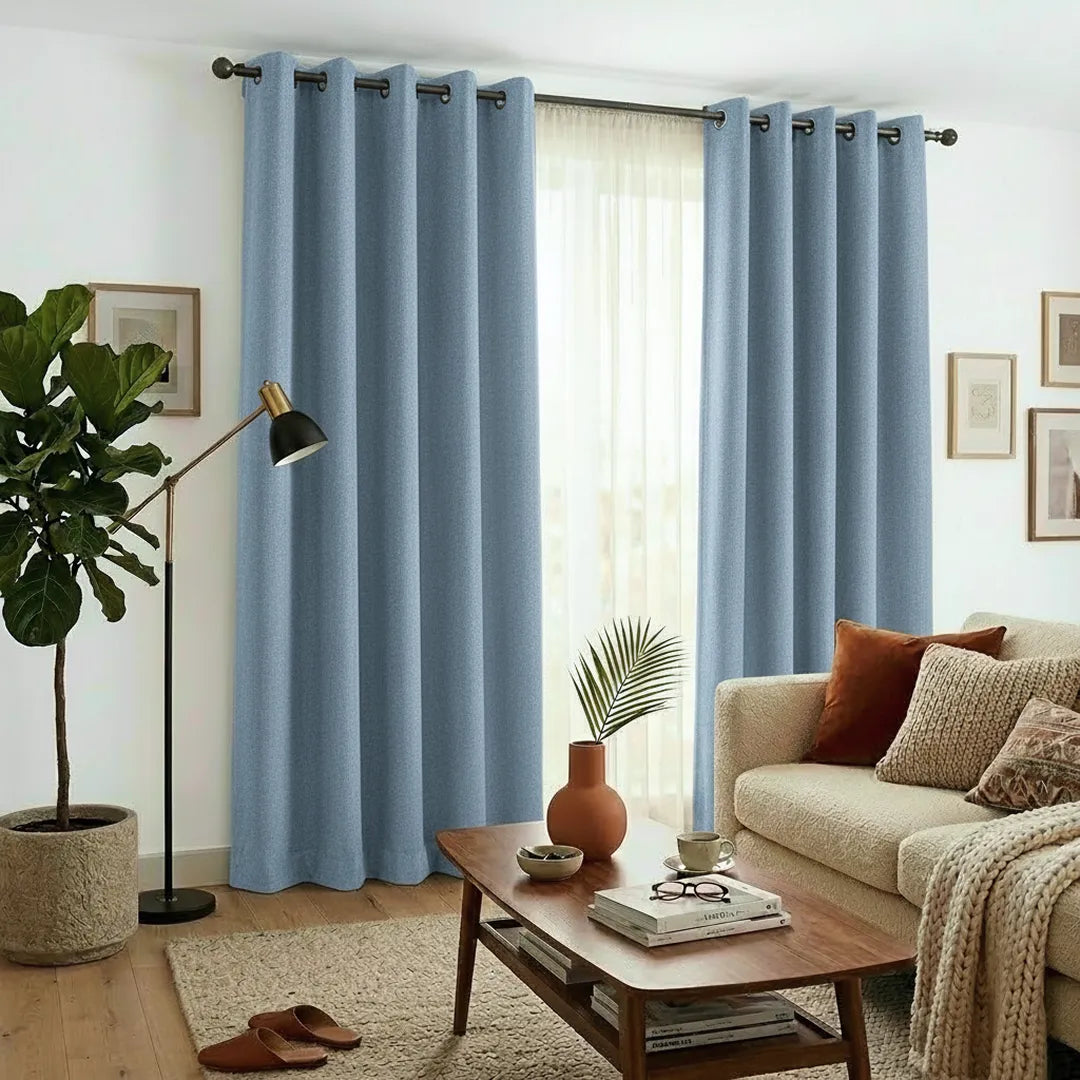 Rideaux occultants en lin Maison Rideau dans un bel appartement de couleur bleu clair