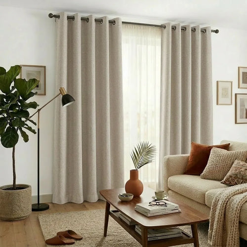 Rideaux occultants en lin Maison Rideau dans un bel appartement de couleur crème