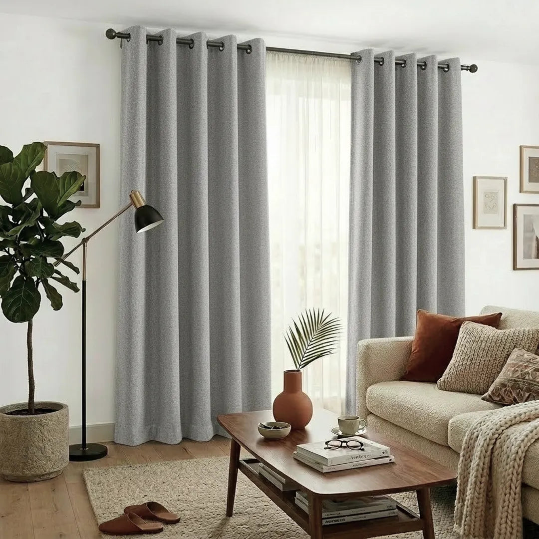 Rideaux occultants en lin Maison Rideau dans un bel appartement de couleur gris très clair