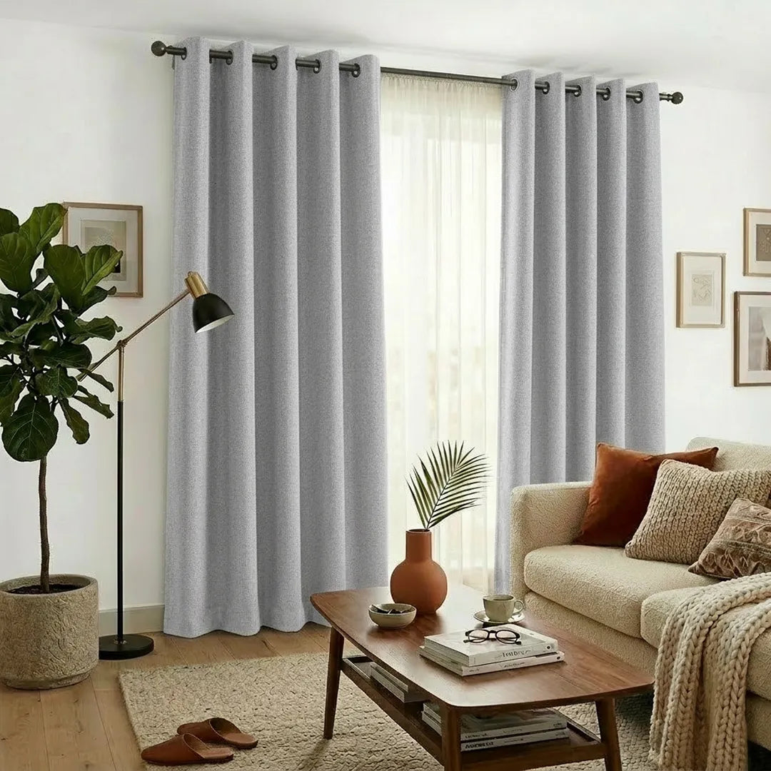 Rideaux occultants en lin Maison Rideau dans un bel appartement de couleur gris très très clair