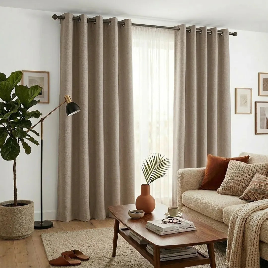Rideaux occultants en lin Maison Rideau dans un bel appartement de couleur taupe clair