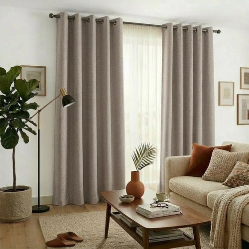 Rideaux occultants Maison Rideau dans un bel appartement de couleur beige sable