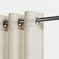 Voilage en lin Natura beige installé sur tringle, œillets métalliques, fond neutre