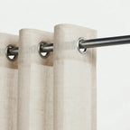 Voilage en lin Natura beige installé sur tringle, œillets métalliques, fond neutre